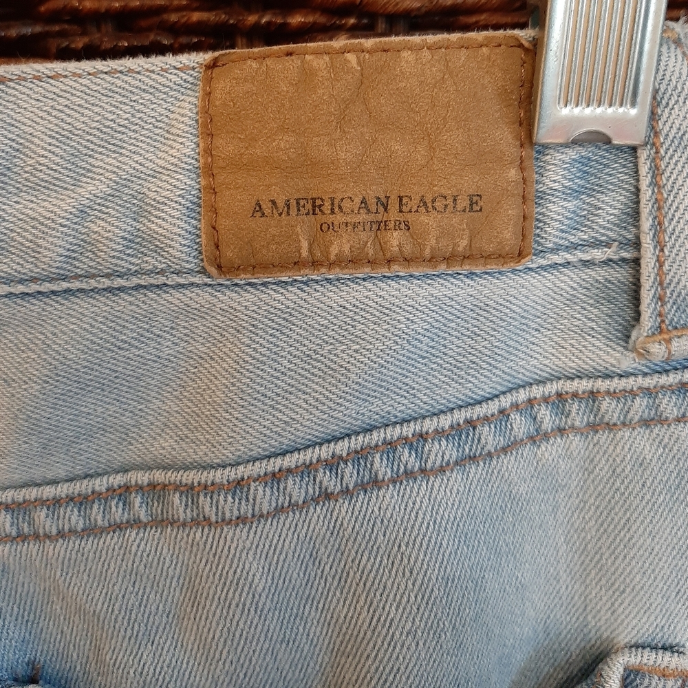 American Eagle Size 0 High Rise Destroyed Mom Jean Light Wash Ripped Distressed - Picture 6 of 10